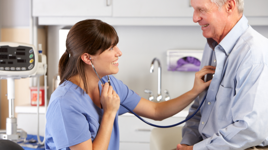 Hälsoundersökningen innebär bland annat provtagning där man mäter blodtryck, längd och vikt.  Foto: Shutterstock
